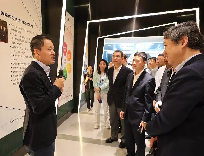 大族激光高云峰董事長向考察團(tuán)介紹公司發(fā)展經(jīng)營情況