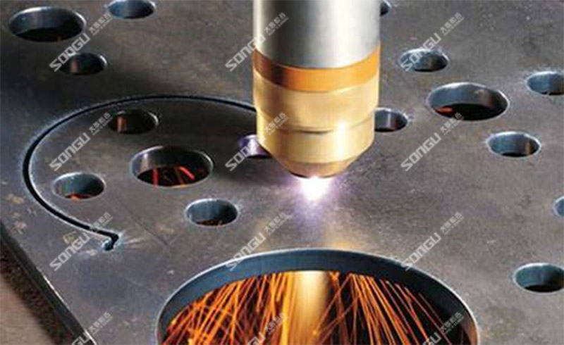 光纖金屬激光切割設備切割鋼板